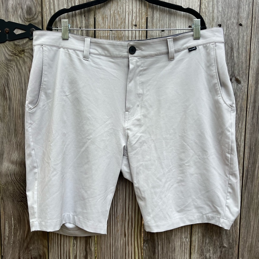 TRAVIS MATHEW Light Gray Golf Shorts Mens 38